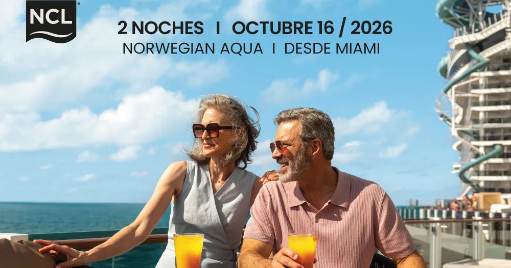 Pareja disfrutando bebidas en la cubierta del Norwegian Aqua durante un crucero de 2 noches desde Miami, octubre 2026.