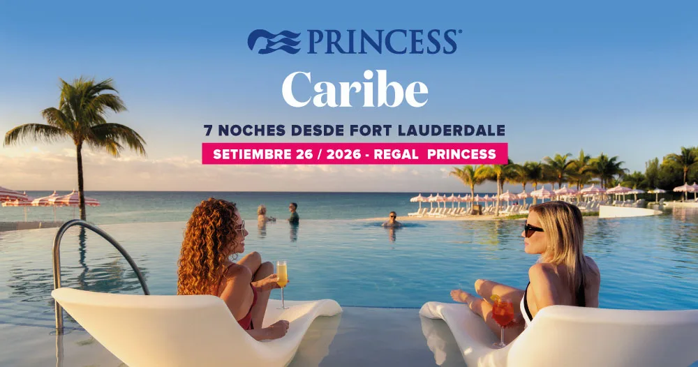 Pasajeros relajándose en piscina frente al mar durante crucero por el Caribe a bordo del Regal Princess de Princess Cruises.