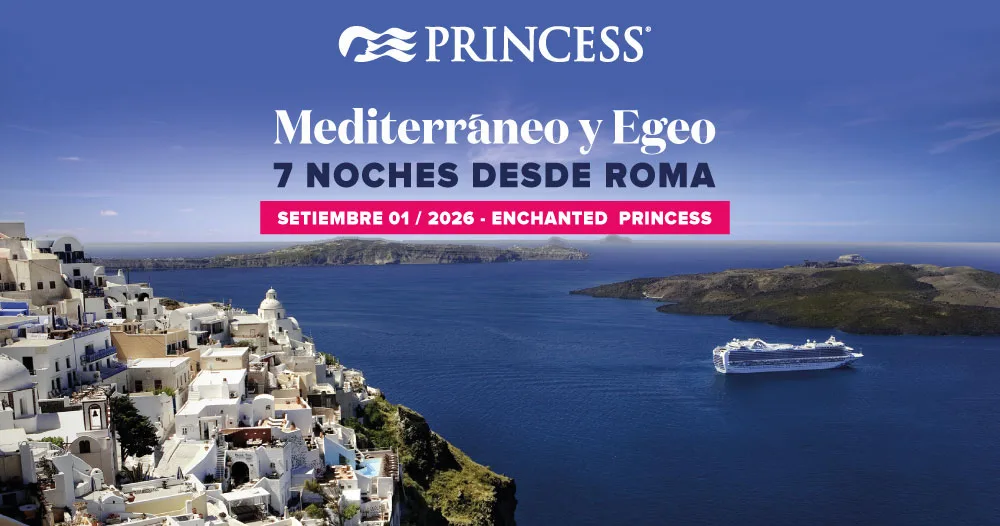 Vista de Santorini con casas blancas frente al mar y crucero Enchanted Princess navegando en el Mediterráneo durante ruta desde Roma en septiembre de 2026.