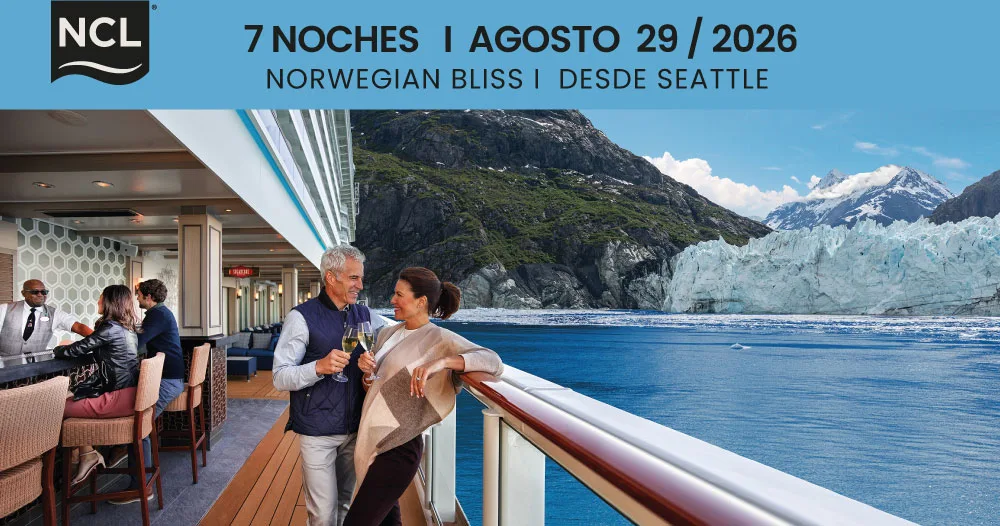 Pareja disfrutando de la vista de un glaciar desde el balcón de un crucero Norwegian Bliss durante viaje por Alaska desde Seattle.