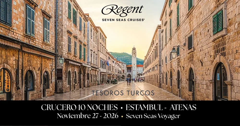Calle histórica de piedra en Turquía promocionando el crucero Tesoros Turcos de Regent Seven Seas Cruises a bordo del Seven Seas Voyager, con itinerario de 10 noches desde Estambul hasta Atenas en noviembre de 2026.