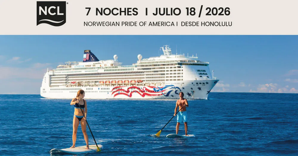Crucero Norwegian Pride of America navegando en Hawái mientras viajeros practican paddleboard en aguas cristalinas cerca de Honolulu.